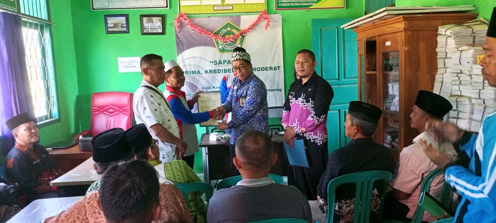 camat-pasir-sakti-hadiri-peletakan-batu-pertama-pembangunan-mushola-darurrohmah-dan-pembagian-sertifikat-mushola-dan-masjid