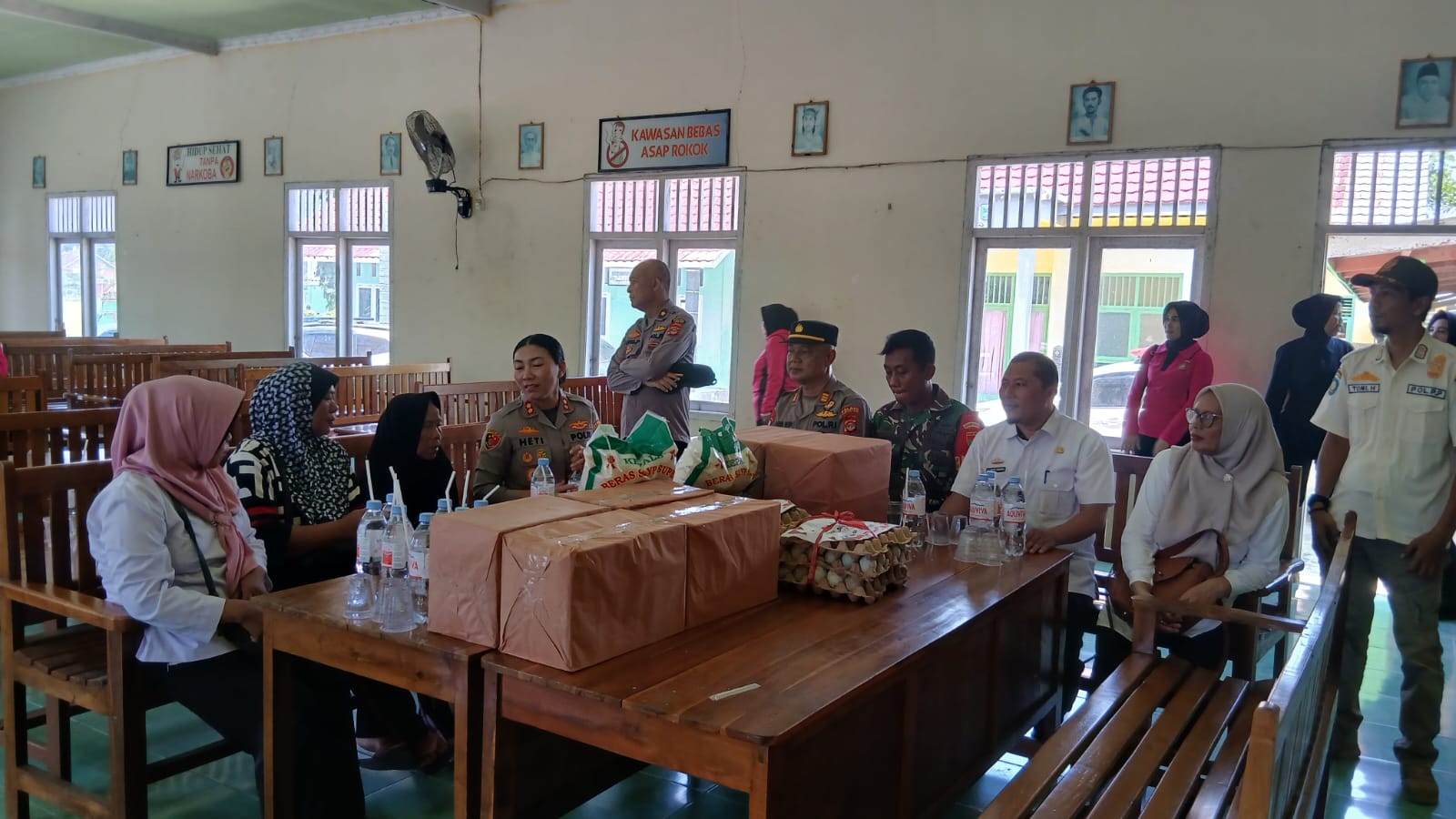 kunjungan-kapolres-lampung-timur-dan-staf-ahli-bupati-dalam-rangka-memberikan-bantuan-sosial-kepada-mas-untung