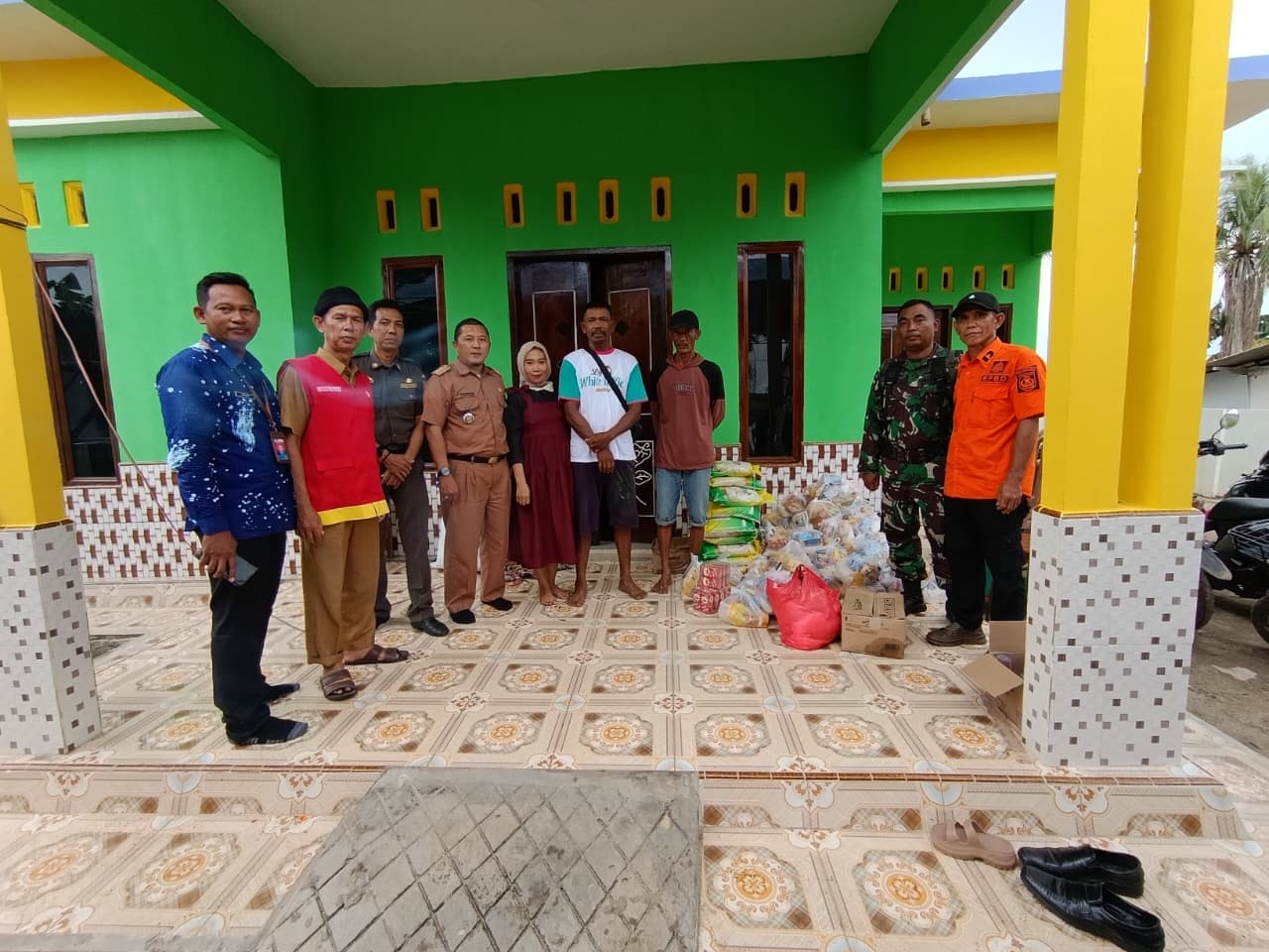 pemkab-lampung-timur-salurkan-bantuan-bagi-warga-terdampak-banjir-di-desa-sumur-kucing