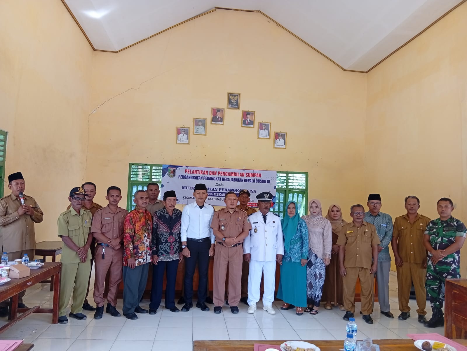 camat-pasir-sakti-hadiri-pelantikan-dan-pengambilan-sumpah-perangkat-desa-mekarsari